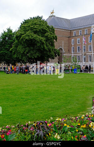 Bristol, UK. 22. Juni 2016. Mehrere hundert Menschen besuchte eine Mahnwache im Gedenken an Jo Cox am College Green im Zentrum Stadt. Jo Cox, Arbeits-Wartungstafel für Batley und Spen, angegriffen und getötet am 16. Juni 2016, hätte 42 am 22. Juni 2016. Bildnachweis: Keith Ramsey/Alamy Live-Nachrichten Stockfoto