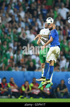 Lille, Frankreich. 22. Juni 2016. Italiens Simone Zaza () und Irlands Richard Keogh wetteifern um den Ball in der ersten Vorrundenspiel zwischen Italien und Irland im Pierre Mauroy Stadium in Lille, Frankreich, 22. Juni 2016. Foto: Marius Becker/Dpa/Alamy Live News Stockfoto