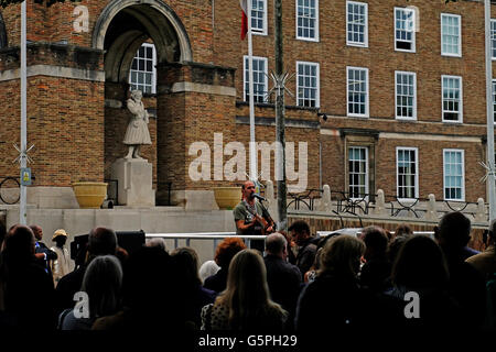 Bristol, UK. 22. Juni 2016. Mehrere hundert Menschen besuchte eine Mahnwache im Gedenken an Jo Cox am College Green im Zentrum Stadt. Jo Cox, Arbeits-Wartungstafel für Batley und Spen, angegriffen und getötet am 16. Juni 2016, hätte 42 am 22. Juni 2016. Bildnachweis: Keith Ramsey/Alamy Live-Nachrichten Stockfoto