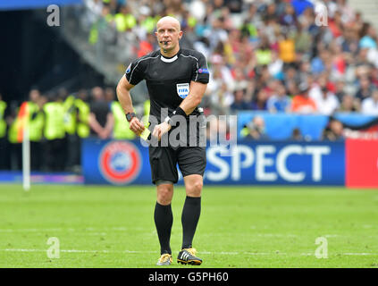 St. Denis, Frankreich. 22. Juni 2016. Schiedsrichter Szymon Marciniak Polens reagiert mit einer gelben Karte in der Gruppe F vorläufige Runde Fußballspiel der UEFA EURO 2016 zwischen Island und Österreich im Stade de France in St. Denis, Frankreich, 22. Juni 2016. Foto: Peter Kneffel/Dpa/Alamy Live News Stockfoto