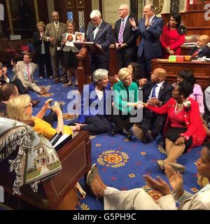 Washington DC, USA. 22. Juni 2016. US-Vertreter John Lewis, sitzt rechts, führt eine Gruppe von Demokraten aus Repräsentantenhaus und Senat, einen sitzen im Erdgeschoss des US Haus Vertreter fordern Wahlrecht auf Gewehrsteuerung Gesetzgebung 22. Juni 2016 in Washington, DC zu inszenieren. Dies ist erst das zweite Mal seit 1970, dass eine Partei ein Sit-in um eine Abstimmung verlangen inszeniert hat. Bildnachweis: Planetpix/Alamy Live-Nachrichten Stockfoto