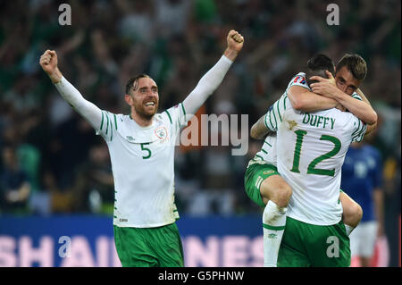 Lille, Frankreich. 22. Juni 2016. Shane Duffy (Eire) Richard Keogh (Eire); 22. Juni 2016 - Fußball: Uefa Euro Frankreich 2016, Gruppe E, Italien mit 0: 1 Irland, bei Stade Pierre Mauroy, Lille Metropole, Frankreich.; ; Bildnachweis: Aicfoto/AFLO/Alamy Live-Nachrichten Stockfoto