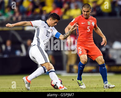 Chicago, USA. 22. Juni 2016. Kolumbiens James Rodriguez (L) konkurriert während das Halbfinale Copa America Centenario-Fußballspiel gegen Chile in Chicago, Illinois, USA, am 22. Juni 2016. Bildnachweis: Bao Dandan/Xinhua/Alamy Live-Nachrichten Stockfoto