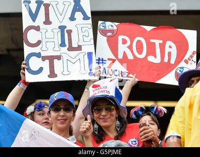 Chicago, USA. 22. Juni 2016. Chiles Fans jubeln während das Halbfinale Copa America Centenario-Fußballspiel gegen Kolumbien in Chicago, Illinois, USA, am 22. Juni 2016. Bildnachweis: Bao Dandan/Xinhua/Alamy Live-Nachrichten Stockfoto