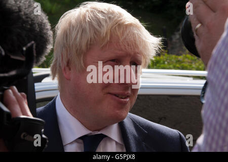 Piercebridge, Darlington, Großbritannien. 22. Juni 2016.  Boris Johnson besucht das George Hotel auf seiner Wahlkampftour "Verlassen" und wird von den Reportern vor dem Pub interviewt. David Dixon/Alamy Live-Nachrichten Stockfoto