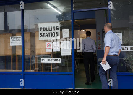 Oxford, UK. 23. Juni 2016. Ein Waschsalon als Wahllokal in Oxford. Wahllokale in Oxfordshire öffnet für das EU-Referendum. Bildnachweis: Pete Lusabia/Alamy Live-Nachrichten Stockfoto