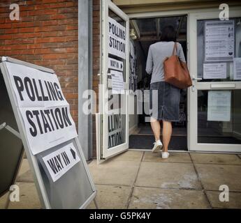 York, UK. 23. Juni 2016. Wähler beginnen in den Wahllokalen rund um die Stadt York ihre Stimmen in das EU-Referendum ankommen. Foto Bailey-Cooper Fotografie/Alamy Live-Nachrichten Stockfoto