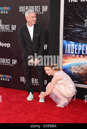 Hollywood, Kalifornien. 20. Juni 2016. HOLLYWOOD, CA - 20 Juni: Regisseur Roland Emmerich (L) und Schauspielerin Joey King kommen bei der Premiere von 20th Century Fox "Independence Day: Wiederaufleben" in TCL Chinese Theatre am 20. Juni 2016 in Hollywood, Kalifornien. | Verwendung Weltweit/Picture Alliance © Dpa/Alamy Live-Nachrichten Stockfoto