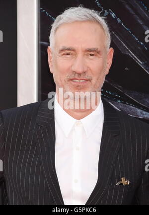 Hollywood, Kalifornien. 20. Juni 2016. HOLLYWOOD, CA - 20 Juni: Regisseur Roland Emmerich kommt bei der Premiere von 20th Century Fox "Independence Day: Wiederaufleben" in TCL Chinese Theatre am 20. Juni 2016 in Hollywood, Kalifornien. | Verwendung Weltweit/Picture Alliance © Dpa/Alamy Live-Nachrichten Stockfoto