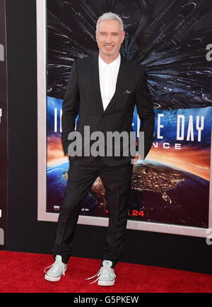 Hollywood, Kalifornien. 20. Juni 2016. HOLLYWOOD, CA - 20 Juni: Regisseur Roland Emmerich kommt bei der Premiere von 20th Century Fox "Independence Day: Wiederaufleben" in TCL Chinese Theatre am 20. Juni 2016 in Hollywood, Kalifornien. | Verwendung Weltweit/Picture Alliance © Dpa/Alamy Live-Nachrichten Stockfoto