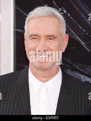 Hollywood, Kalifornien. 20. Juni 2016. HOLLYWOOD, CA - 20 Juni: Regisseur Roland Emmerich kommt bei der Premiere von 20th Century Fox "Independence Day: Wiederaufleben" in TCL Chinese Theatre am 20. Juni 2016 in Hollywood, Kalifornien. | Verwendung Weltweit/Picture Alliance © Dpa/Alamy Live-Nachrichten Stockfoto