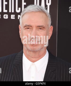 Hollywood, Kalifornien. 20. Juni 2016. HOLLYWOOD, CA - 20 Juni: Regisseur Roland Emmerich kommt bei der Premiere von 20th Century Fox "Independence Day: Wiederaufleben" in TCL Chinese Theatre am 20. Juni 2016 in Hollywood, Kalifornien. | Verwendung Weltweit/Picture Alliance © Dpa/Alamy Live-Nachrichten Stockfoto