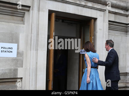 London, UK. 23. Juni 2016. David Cameron und seine Frau Samantha kommen im Wahllokal Central Methodist Hall ihre Stimmen für das EU-Referendum in London. 23. Juni 2016. Großbritanniens Premierminister David Cameron und seine Frau Samantha kommen im Wahllokal Central Methodist Hall ihre Stimmen für das EU-Referendum in London, UK. 23. Juni 2016. am 23. Juni 2016. Millionen von Briten Stimmen in bleiben oder verlassen der Europäischen Union (EU) am Donnerstag als Wahllokale landesweit am Morgen für das Publikum geöffnet. Bildnachweis: Han Yan/Xinhua/Alamy Live-Nachrichten Stockfoto