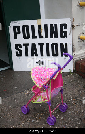 Harringay, Nord-London, UK. 23. Juni 2016. Am Wahltag Referendum Tageszeit Großbritanniens EU (Europäische Union), ein Kind Buggy links außen das Wahllokal in Harringay, North London Credit: Dinendra Haria/Alamy Live News Stockfoto