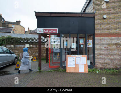 Streatham, London, UK. 23. Juni 2016. Wähler wirft ihre Stimmen in das EU-Referendum in der St. Alban-Kirche. Bildnachweis: Malcolm Park Leitartikel/Alamy Live-Nachrichten. Stockfoto