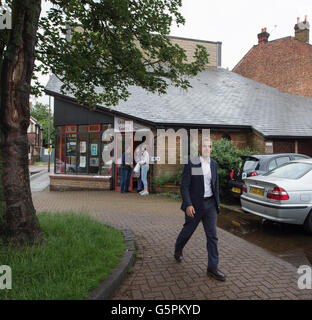 Streatham, London, UK. 23. Juni 2016. Londoner Bürgermeister Sadiq Khan wirft seine Stimme in das EU-Referendum in der St. Alban-Kirche. Bildnachweis: Malcolm Park Leitartikel/Alamy Live-Nachrichten. Stockfoto