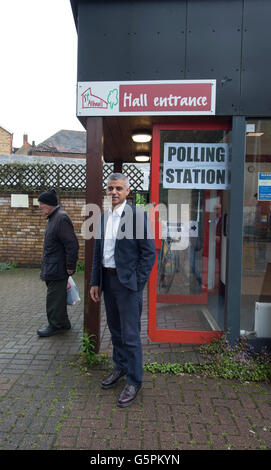 Streatham, London, UK. 23. Juni 2016. Londoner Bürgermeister Sadiq Khan wirft seine Stimme in das EU-Referendum in der St. Alban-Kirche. Bildnachweis: Malcolm Park Leitartikel/Alamy Live-Nachrichten. Stockfoto