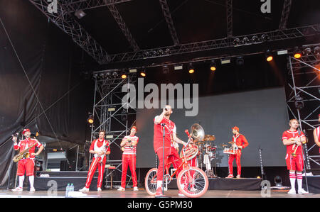 Kiel, Deutschland. 22. Juni 2016. Die Band Moop Mama führt auf der Hörn-Bühne während der fünfte Tag der Kieler Woche 2016 Kredit: Björn Deutschmann/Alamy Live News Stockfoto