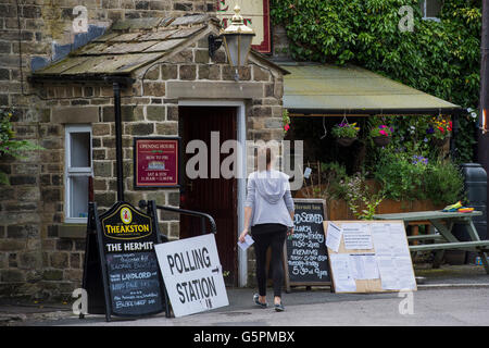 The Hermit, ein Dorfkneipe in Burley Woodhead, West Yorkshire, Großbritannien. 23.. Juni 2016. Kurz vor der Stimmabgabe kommt eine junge Frau an die Tür dieser EU-Referenden-Wahlstation. Klare Zeichen und ein Pfeil, zeigen sie in die richtige Richtung. Quelle: Ian Lamond/Alamy Live News Stockfoto