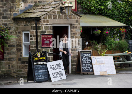 Der Einsiedler, eine Dorfkneipe in Burley Woodhead, West Yorkshire, Großbritannien. 23. Juni 2016. Ein Wähler lässt ihre Stimmen dieses EU-Referendum-Wahllokal. Bildnachweis: Ian Lamond/Alamy Live-Nachrichten Stockfoto