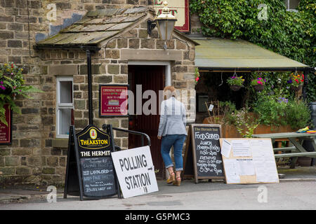 Der Einsiedler, eine Dorfkneipe in Burley Woodhead, West Yorkshire, Großbritannien. 23. Juni 2016. Rund um ihre Stimme abzugeben, kommt eine Dame in diesem EU-Referendum Wahllokal. Bildnachweis: Ian Lamond/Alamy Live-Nachrichten Stockfoto