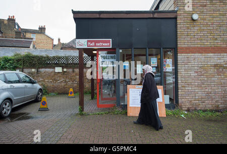 Streatham, London, UK. 23. Juni 2016. St. Alban Kirche Wahllokal wo Londoner Bürgermeister Sadiq Khan seine Stimme abgegeben werden. Bildnachweis: Malcolm Park Leitartikel/Alamy Live-Nachrichten. Stockfoto