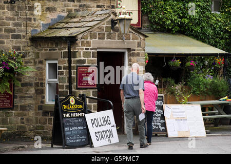 Der Einsiedler, eine Dorfkneipe in Burley Woodhead, West Yorkshire, Großbritannien. 23. Juni 2016. Rund um ihre Stimme abzugeben, ein paar kommen an diesem EU-Referendum Wahllokal. Bildnachweis: Ian Lamond/Alamy Live-Nachrichten Stockfoto