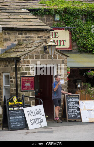 Der Einsiedler, eine Dorfkneipe in Burley Woodhead, West Yorkshire, Großbritannien. 23. Juni 2016. Über geprägt zur Stimmabgabe, diese Wähler anlässlich der EU-Referendum mit seinem Foto (posiert mit dem Wahl-Formular) am Eingang zum Wahllokal. Bildnachweis: Ian Lamond/Alamy Live-Nachrichten Stockfoto