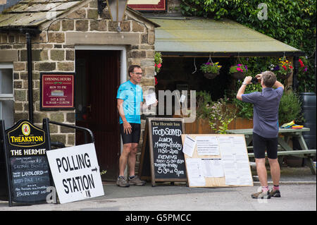 Der Einsiedler, eine Dorfkneipe in Burley Woodhead, West Yorkshire, Großbritannien. 23. Juni 2016. Rund um ihre Stimme abzugeben, ein paar Wähler markieren Sie anlässlich des EU-Referendums durch ein Foto (posiert mit dem Wahl-Formular) am Eingang zum Wahllokal. Bildnachweis: Ian Lamond/Alamy Live-Nachrichten Stockfoto