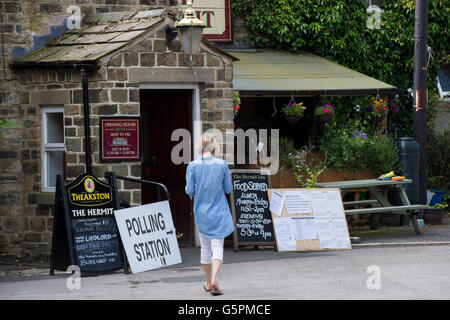 Der Einsiedler, eine Dorfkneipe in Burley Woodhead, West Yorkshire, Großbritannien. 23. Juni 2016. Rund um ihre Stimme abzugeben, kommt eine Dame in diesem EU-Referendum Wahllokal. Bildnachweis: Ian Lamond/Alamy Live-Nachrichten Stockfoto