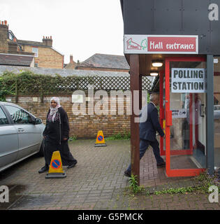 Streatham, London, UK. 23. Juni 2016. Londoner Bürgermeister Sadiq Khan tritt das Wahllokal um seine Stimme in das EU-Referendum in der St. Alban-Kirche. Bildnachweis: Malcolm Park Leitartikel/Alamy Live-Nachrichten. Stockfoto