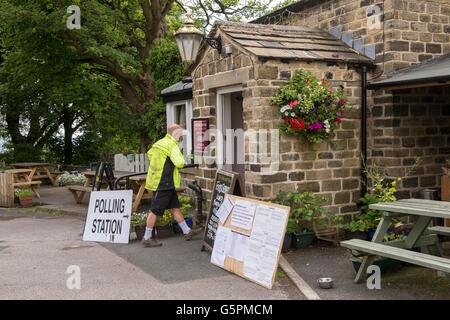 Der Einsiedler, eine Dorfkneipe in Burley Woodhead, West Yorkshire, Großbritannien. 23. Juni 2016. Rund um seine Stimme abzugeben, kommt ein Mann in diesem EU-Referendum Wahllokal. Bildnachweis: Ian Lamond/Alamy Live-Nachrichten Stockfoto