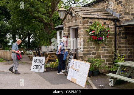 Der Einsiedler, eine Dorfkneipe in Burley Woodhead, West Yorkshire, Großbritannien. 23. Juni 2016. Rund um ihre Stimme abzugeben, ein paar kommen an diesem EU-Referendum Wahllokal. Bildnachweis: Ian Lamond/Alamy Live-Nachrichten Stockfoto