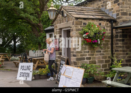 Der Einsiedler, eine Dorfkneipe in Burley Woodhead, West Yorkshire, Großbritannien. 23. Juni 2016. Ein Wähler lässt ihre Stimmen dieses EU-Referendum-Wahllokal. Bildnachweis: Ian Lamond/Alamy Live-Nachrichten Stockfoto