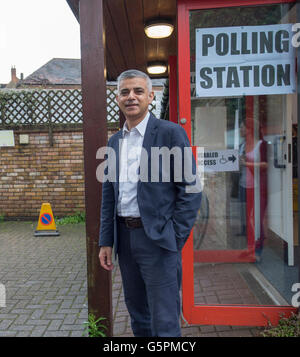 Streatham, London, UK. 23. Juni 2016. Londoner Bürgermeister Sadiq Khan nach Abgabe seiner Stimme in das EU-Referendum in der St. Alban-Kirche. Bildnachweis: Malcolm Park Leitartikel/Alamy Live-Nachrichten. Stockfoto