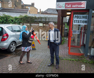 Streatham, London, UK. 23. Juni 2016. Londoner Bürgermeister Sadiq Khan posiert für ein Foto Handy nach Abgabe seiner Stimme in das EU-Referendum in der St. Alban-Kirche. Bildnachweis: Malcolm Park Leitartikel/Alamy Live-Nachrichten. Stockfoto