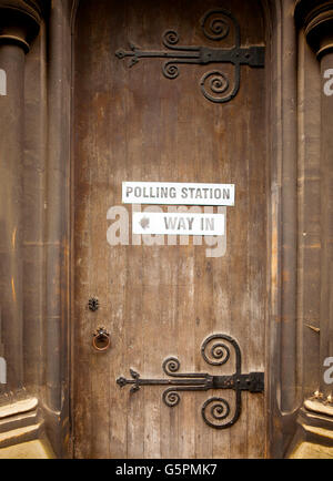 London, UK. 23. Juni 2016. Britischen Referendum. Nur in Europa könnte eine große alte Tür eines historischen Gebäudes jeden Tag Billposted mit einem Wahllokal Schild zu sein scheinen. Bildnachweis: Jane Campbell/Alamy Live-Nachrichten Stockfoto