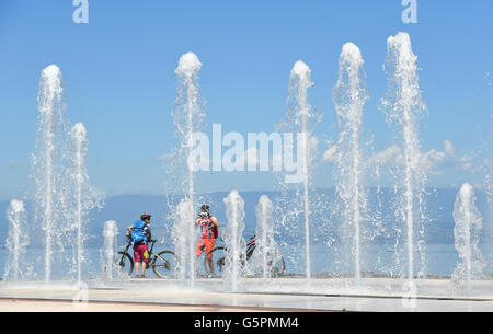 Evian-Les-Bains, Frankreich. 23. Juni 2016. Radfahrer machen Sie Fotos von einem Brunnen am Genfer See in der Nähe der Promenade in Evian-Les-Bains, Frankreich, 23. Juni 2016. Die deutsche Fußball-Mannschaft basiert in Evian für die UEFA EURO 2016. Deutschland wird die Slowakei in einem Euro 2016 Runde von 16 Fußballspiel in Lille am 26. Juni 2016 stellen. Foto: Arne Dedert/Dpa/Alamy Live-Nachrichten Stockfoto