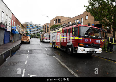 East London Überschwemmungen: Notfall Feuerwehr LKW in East London nach dem Starkregen verursachten Überschwemmungen in der Gegend gesehen. Stockfoto