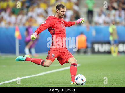 Nizza, Frankreich. 22. Juni 2016. Torhüter Andreas Isaksson von Schweden in Aktion während der UEFA EURO 2016 Spiel gegen Belgien im Allianz Riviera Stade de Nice, Nizza, Frankreich. Belgien 1: 0 gewonnen. Bildnachweis: Oleksandr Prykhodko/Alamy Live-Nachrichten Stockfoto