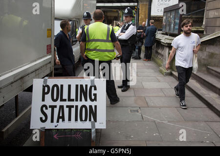 Shoreditch, UK. 23. Juni 2016. Arbeiter vor dem Wahllokal in Shoreditch Town Hall während Großbritanniens EU Referendum Polling-Tag am 23. Juni 2016 in London, Vereinigtes Königreich. Mitgliedschaft in der Europäischen Union seit ein Thema der Debatte in Großbritannien das Land der EWG oder gemeinsamen Markt im Jahr 1973 beigetreten. Es wird zum zweiten Mal der britische Wählern gebeten wurde, die Stimmen in der Frage der Mitgliedschaft Großbritanniens zu sein: das erste Referendum im Jahr 1975, bei Verbleib von 67 % der Wähler genehmigt wurde. Bildnachweis: Michael Kemp/Alamy Live-Nachrichten Stockfoto