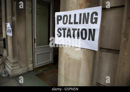 Shoreditch, UK. 23. Juni 2016. Polling in Shoreditch Town Hall Station tagsüber Großbritanniens EU Referendum Polling am 23. Juni 2016 in London, Vereinigtes Königreich. Mitgliedschaft in der Europäischen Union seit ein Thema der Debatte in Großbritannien das Land der EWG oder gemeinsamen Markt im Jahr 1973 beigetreten. Es wird zum zweiten Mal der britische Wählern gebeten wurde, die Stimmen in der Frage der Mitgliedschaft Großbritanniens zu sein: das erste Referendum im Jahr 1975, bei Verbleib von 67 % der Wähler genehmigt wurde. Bildnachweis: Michael Kemp/Alamy Live-Nachrichten Stockfoto