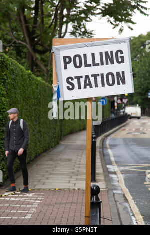 Shoreditch, UK. 23. Juni 2016. Wähler, die Teilnahme an einem Wahllokal in Tower Hamlets tagsüber Großbritanniens EU Referendum Polling am 23. Juni 2016 in London, Vereinigtes Königreich. Mitgliedschaft in der Europäischen Union seit ein Thema der Debatte in Großbritannien das Land der EWG oder gemeinsamen Markt im Jahr 1973 beigetreten. Es wird zum zweiten Mal der britische Wählern gebeten wurde, die Stimmen in der Frage der Mitgliedschaft Großbritanniens zu sein: das erste Referendum im Jahr 1975, bei Verbleib von 67 % der Wähler genehmigt wurde. Bildnachweis: Michael Kemp/Alamy Live-Nachrichten Stockfoto