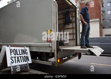 Shoreditch, UK. 23. Juni 2016. Arbeiter vor dem Wahllokal in Shoreditch Town Hall während Großbritanniens EU Referendum Polling-Tag am 23. Juni 2016 in London, Vereinigtes Königreich. Mitgliedschaft in der Europäischen Union seit ein Thema der Debatte in Großbritannien das Land der EWG oder gemeinsamen Markt im Jahr 1973 beigetreten. Es wird zum zweiten Mal der britische Wählern gebeten wurde, die Stimmen in der Frage der Mitgliedschaft Großbritanniens zu sein: das erste Referendum im Jahr 1975, bei Verbleib von 67 % der Wähler genehmigt wurde. Bildnachweis: Michael Kemp/Alamy Live-Nachrichten Stockfoto