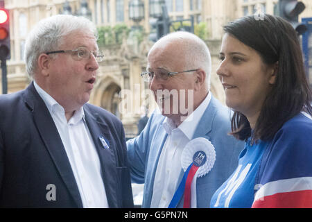 Westminster, London, 23. Juni 2016. Gefleckte außerhalb des Parlaments blamiert ehemaligen Labour MP Denis MacShane zurückgetretenen 2012 Folgen seiner Verurteilung wegen Bilanzfälschung, Verkehrsminister Patrick McLoughlin, einen Witz teilhaben ließ. Bildnachweis: Paul Davey/Alamy Live-Nachrichten Stockfoto