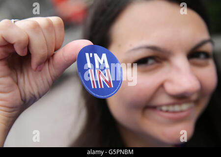 London, Großbritannien. 23. Juni 2016. Ein Aktivist der "Britain stärker in Europa"-Kampagne hält ein Aufkleber, der liest "Ich am Tag des EU-Referendums in London, Großbritannien, 23. Juni 2016 bin". Briten sollen abstimmen, ob Sie bleiben oder die EU in einem Referendum am selben Tag verlassen. Foto: MICHAEL KAPPELER/Dpa/Alamy Live News Stockfoto