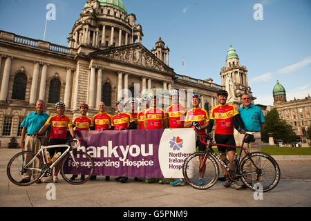 Der Belfast City Hall, Belfast, UK. 23. Juni 2016 Team von Antrim Radfahrer Led von den Brüdern Paul und Nick Bonar abgesetzt von der Belfast City Hall auf einer 500-Meilen-Reise mit der Hoffnung der Erhöhung £7.000 für Nordirland Hospiz. Bildnachweis: Bonzo/Alamy Live-Nachrichten Stockfoto