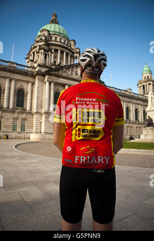 Der Belfast City Hall, Belfast, UK. 23. Juni 2016 Team von Antrim Radfahrer Led von den Brüdern Paul und Nick Bonar abgesetzt von der Belfast City Hall auf einer 500-Meilen-Reise mit der Hoffnung der Erhöhung £7.000 für Nordirland Hospiz. Bildnachweis: Bonzo/Alamy Live-Nachrichten Stockfoto