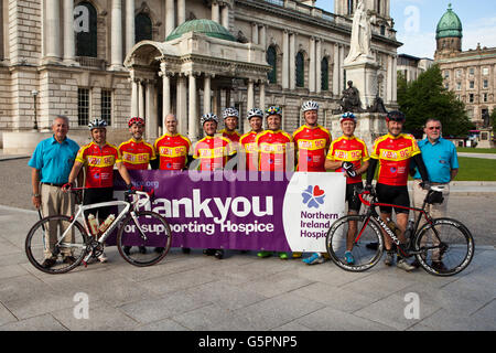 Der Belfast City Hall, Belfast, UK. 23. Juni 2016 Team von Antrim Radfahrer Led von den Brüdern Paul und Nick Bonar abgesetzt von der Belfast City Hall auf einer 500-Meilen-Reise mit der Hoffnung der Erhöhung £7.000 für Nordirland Hospiz. Bildnachweis: Bonzo/Alamy Live-Nachrichten Stockfoto