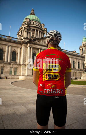 Der Belfast City Hall, Belfast, UK. 23. Juni 2016 Team von Antrim Radfahrer Led von den Brüdern Paul und Nick Bonar abgesetzt von der Belfast City Hall auf einer 500-Meilen-Reise mit der Hoffnung der Erhöhung £7.000 für Nordirland Hospiz. Bildnachweis: Bonzo/Alamy Live-Nachrichten Stockfoto